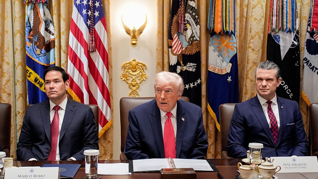 Prezydent USA Donald Trump (w środku) z sekretarzami stanu Marco