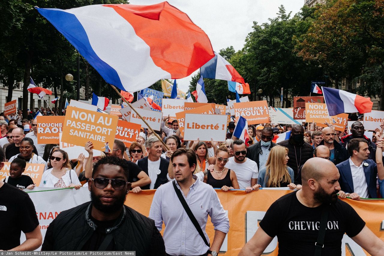 Koronawirus we Francji. Protesty przeciwko certyfikatom sanitarnym