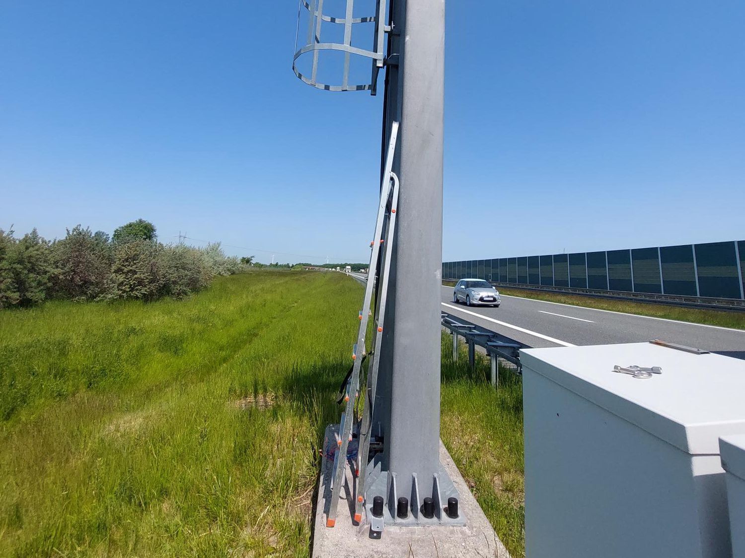 Zostawiona przez złodziei drabina przy bramownicy na A1. Wejście na konstrukcję znajduje się ok. 3 m nad ziemią