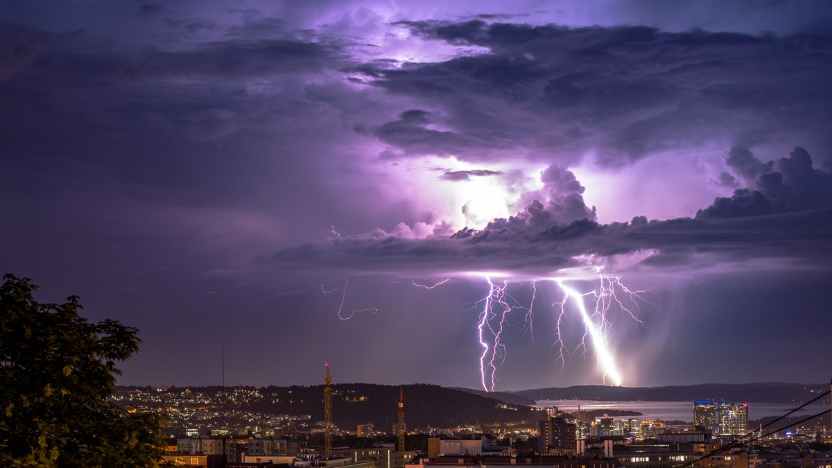 Nad Norwegią przetoczyły się w niedzielę potężne burze z piorunami (zdj. poglądowe)