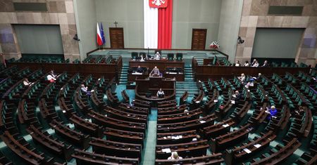 Posłowie pracują coraz mniej. Liczba posiedzeń spada