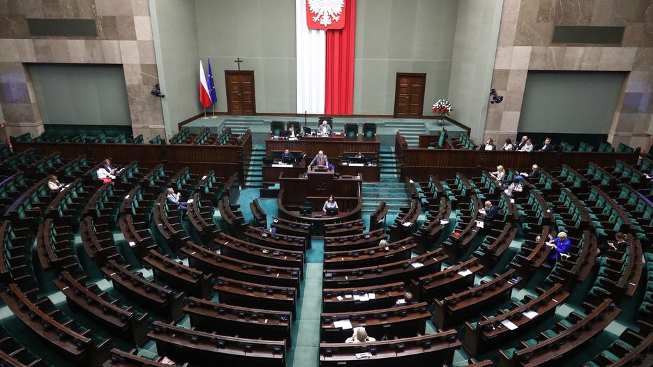Warszawa, 13.07.2023. Posłowie na sali obrad Sejmu w Warszawie, 13 bm. W Sejmie odbywa się dyskusja dotycząca sprawozdania Krajowej Rady Radiofonii i Telewizji i informacji o podstawowych problemach radiofonii i telewizji w ub.r. (ad) PAP/Tomasz Gzell