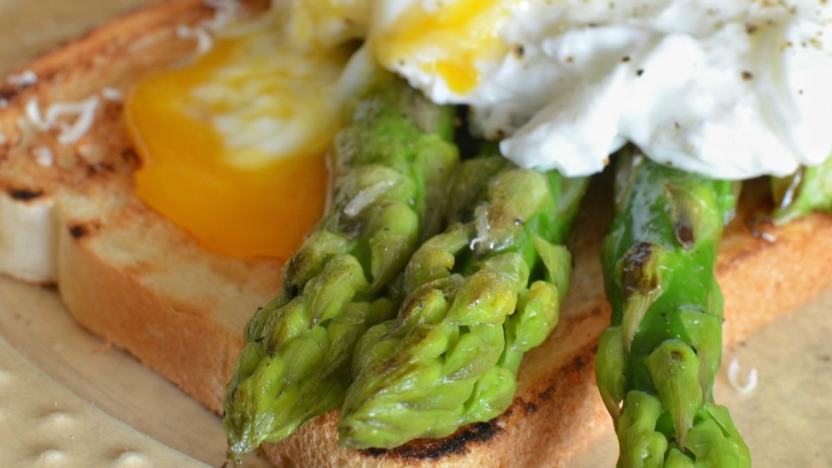 Close-Up Of Egg And Asparagus On Bread In PlateMaddy Sporck / EyeEmAsparagus, Bread, Breakfast, Close-Up, Day, Egg, Food, Food And Drink, Freshness, Healthy Eating, Indoors, No People, Plate, Still Life