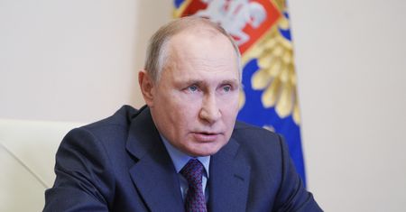 Putin odpowiada KE: "Czyich interesów bronią?"