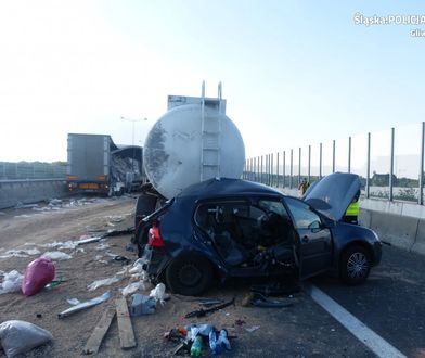 A4. Osobówka zgnieciona przez dwa tiry. Jedna osoba nie żyje