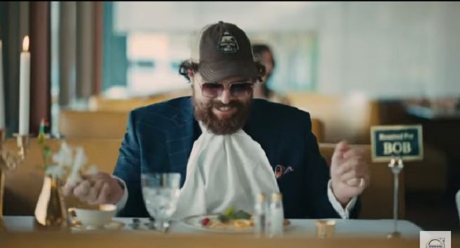 Złota ciężarówka i elegancki kierowca w nowej reklamie Volvo Trucks (wideo)