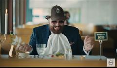 Złota ciężarówka i elegancki kierowca w nowej reklamie Volvo Trucks (wideo)