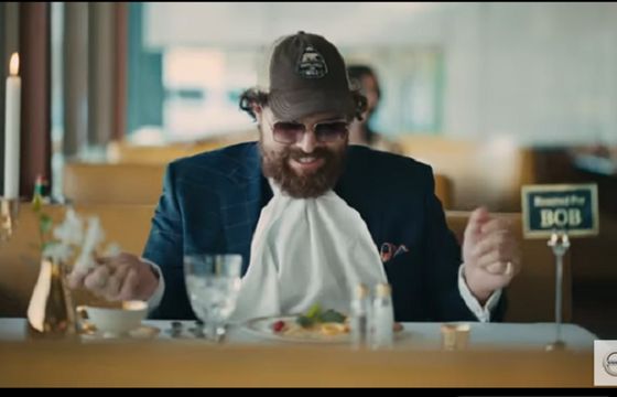 Złota ciężarówka i elegancki kierowca w nowej reklamie Volvo Trucks (wideo)