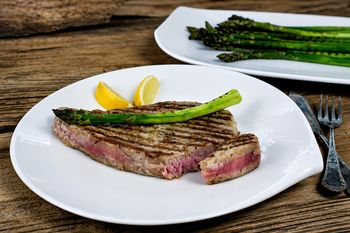 Wystarczy 10 minut na ruszcie. Grillowana ryba jak z najlepszej restauracji nad morzem