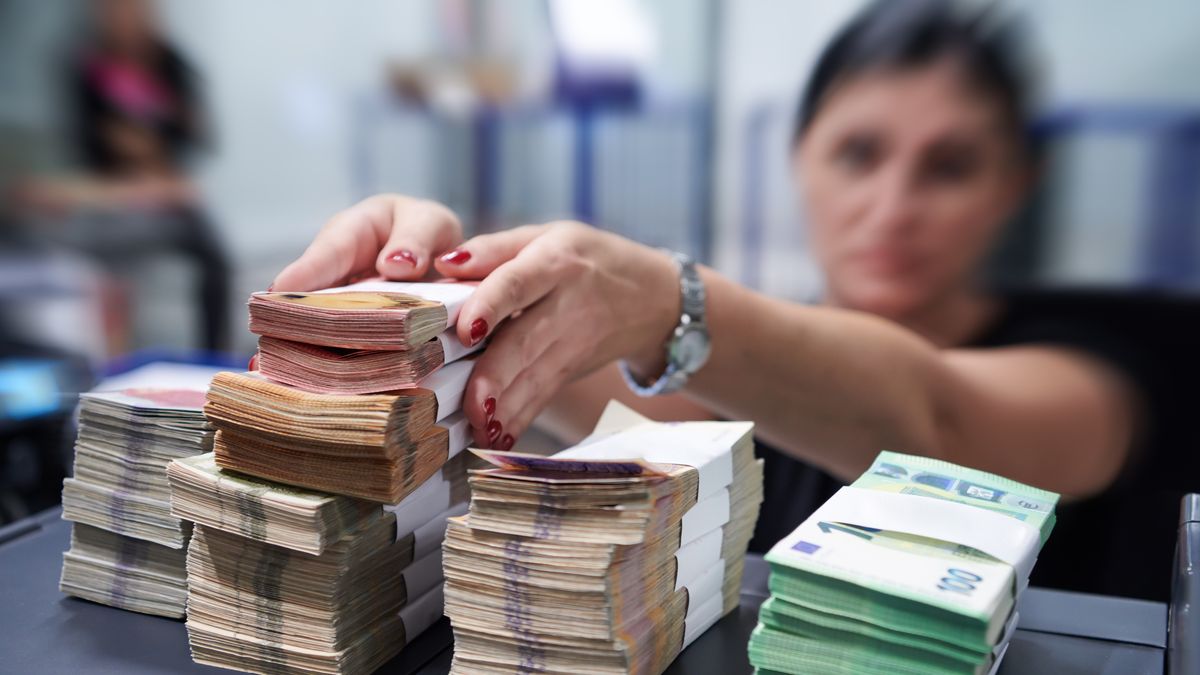 pieniądze gotówka oszczędności bank