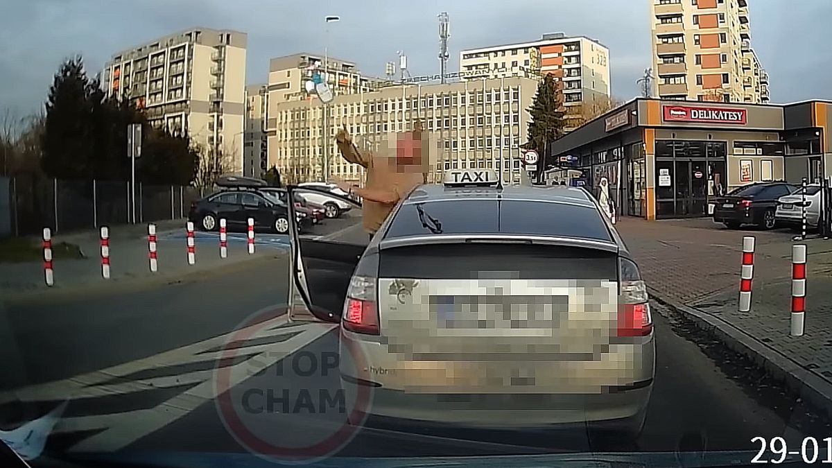 Taksówkarz rzuca butelką, nagrywający trąbi przez kilkadziesiąt sekund
