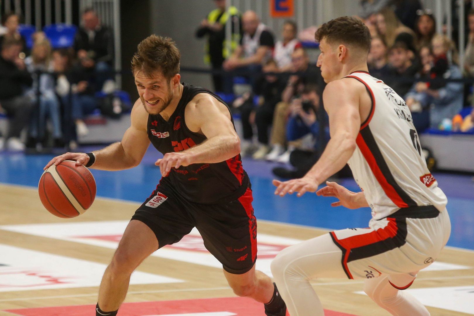(Koszykarze PGE Startu Lublin, aby awansować do półfinału Orlen Basket Ligi muszą wygrać jeszcze dwa mecze z drużyną ze Słupska)