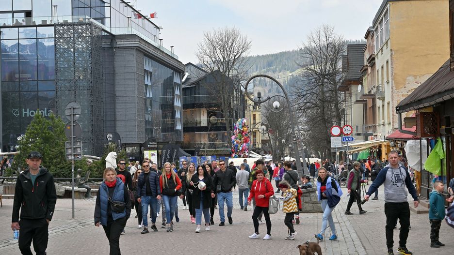 Wiosna Jazzowa w ZakopanemFot. Pawel Murzyn/East News, Zakopane, 30.04.2022. W Zakopanem  "Wiosna Jazzowa", w centrum Krupowek, razem z tlumami spacerowiczow.Pawel Murzyn