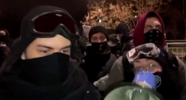 Ekipa Mediów Narodowych zaatakowana na marszu Strajku Kobiet (wideo)