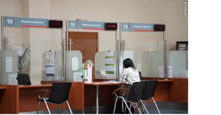 "Urzędnik minus". Rząd szuka oszczędności w administracji