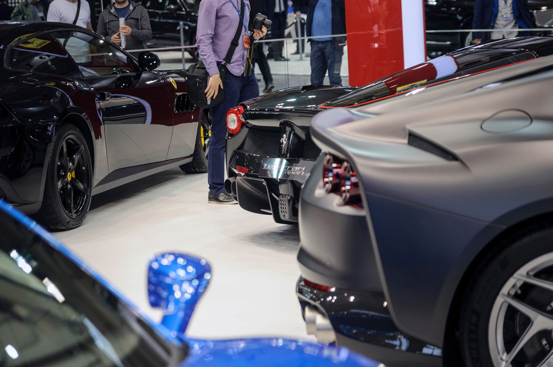 Stoisko Ferrari - pośrodku LaFerrari Aperta