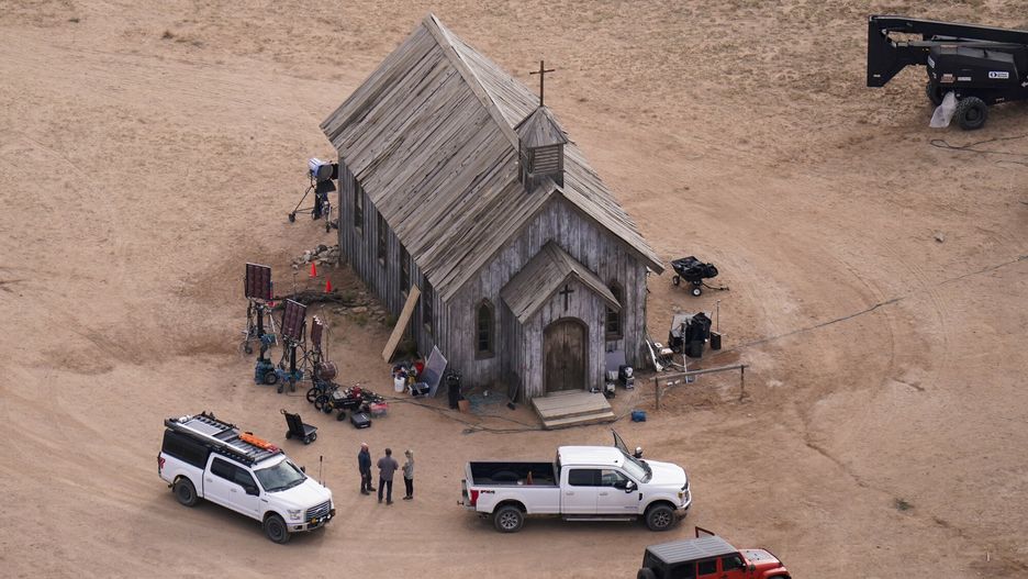 Alec Baldwin postrzeli? dwie osoby na planie filmuThis aerial photo shows the Bonanza Creek Ranch in Santa Fe, N.M., Saturday, Oct. 23, 2021. Actor Alec Baldwin fired a prop gun on the set of a Western being filmed at the ranch on Thursday, Oct. 21, killing the cinematographer, officials said. (AP Photo/Jae C. Hong)AP
