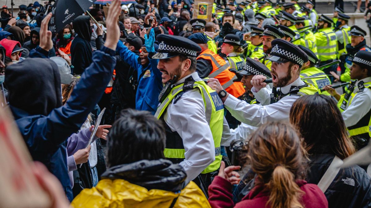 ?wiat protestuje po ?mierci Georga Floyda
Fot. Jacek Klejment/East News, Wielka Brytania, Londyn, 07.06.2020. Pokojowa demonstracja pod ambasada USA w Londynie po smierci George'a Floyda. W kolejnych godzinach protesty przeniosly sie na Downing Street. Po kilku godzinach policja starla sie z grupa agresywnych uczestnikow niedaleko rezydencji premiera.
Jacek Klejment