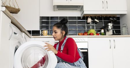Specjalistka od ubrań zdradza, dlaczego twoje pranie brzydko pachnie. Podaje 5 sprawdzonych sposobów