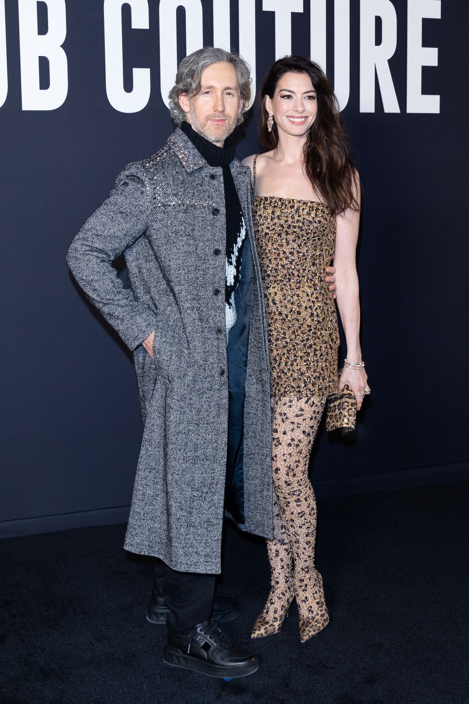 Anne Hathaway bryluje z mężem na paryskim Fashion Weeku