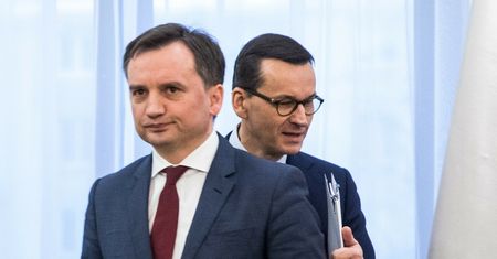 Tylko wódka pomoże? Biedroń o "ostatecznym rozwiązaniu" ws. KPO
