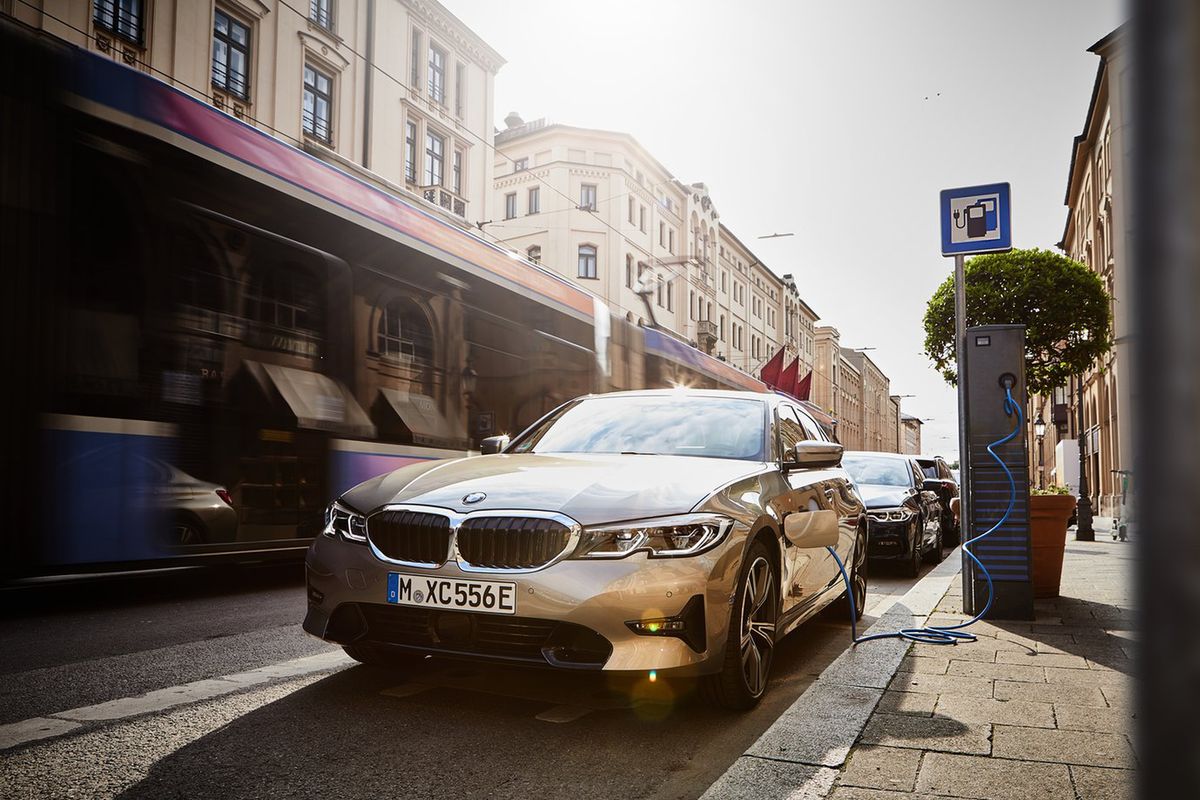 BMW Serii 3 teraz w wersji hybrydowej. Nowe 330e dostało nietypową funkcję