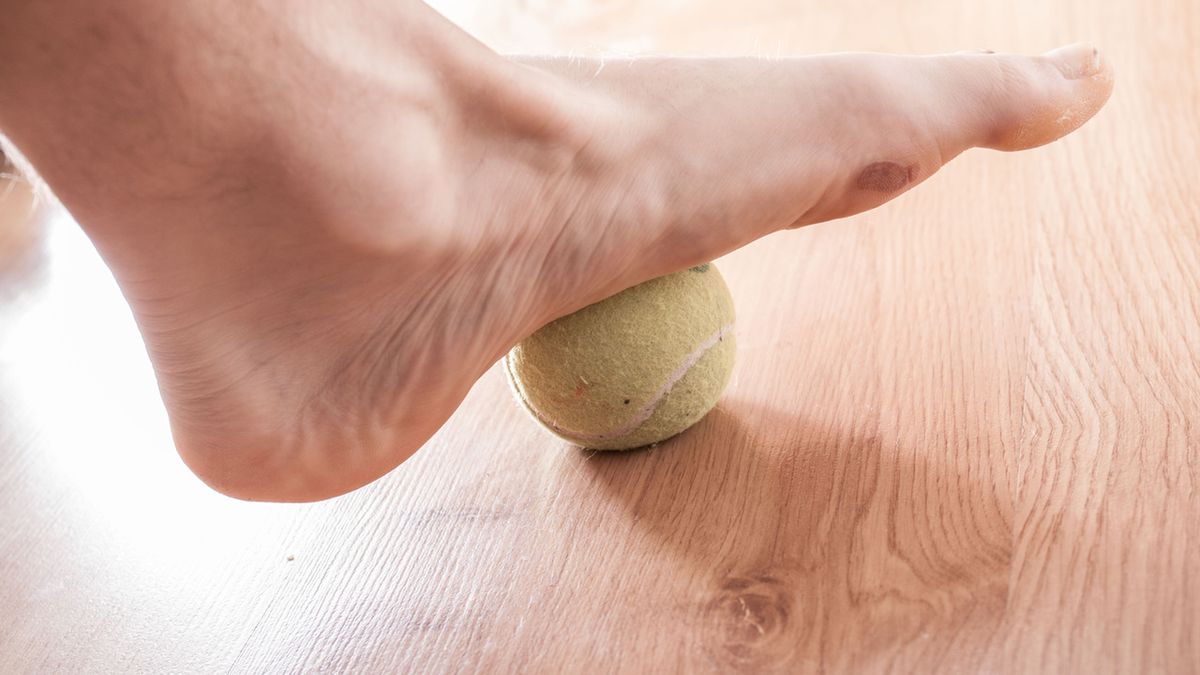 Zapalenie rozcięgna podeszwowego objawia się piekącym bólem stopy.