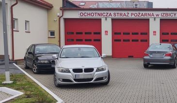 Strażacy otrzymali wezwanie. Zablokowały wyjazd z remizy