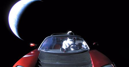 Tesla Elona Muska ze Starmanem na pokładzie właśnie zbliżyła się do Marsa