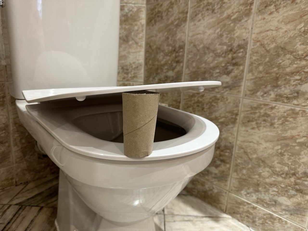 Co oznacza rolka po papierze toaletowym umieszczona pod deską? 