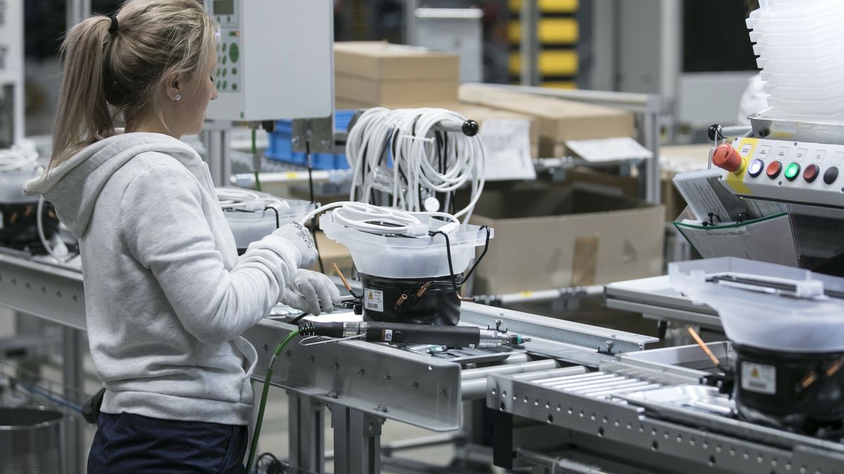 Otwarcie Fabryk BSH we Wroc?awiu
Fot. Leszek Kotarba/ East News  14.09.2017 Wroclaw  Firma BSH uruchomila fabryki piekarnikow i lodowek  n/z Linia produkcyjna lodowek
LESZEK KOTARBA