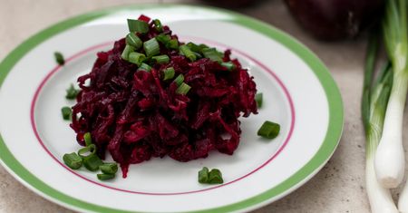 Ścieram razem z burakami i polewam prostym sosem. Każdy prosi o przepis