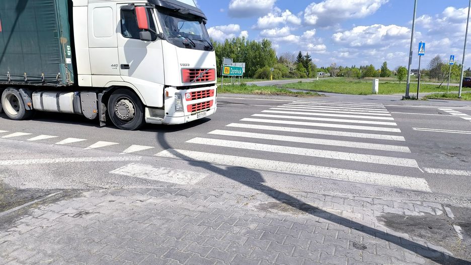 Miejscowość Okopy. W tym miejscu była rolnicza blokada. Dziś ciężarówki płynnie kierują się w stronę granicy