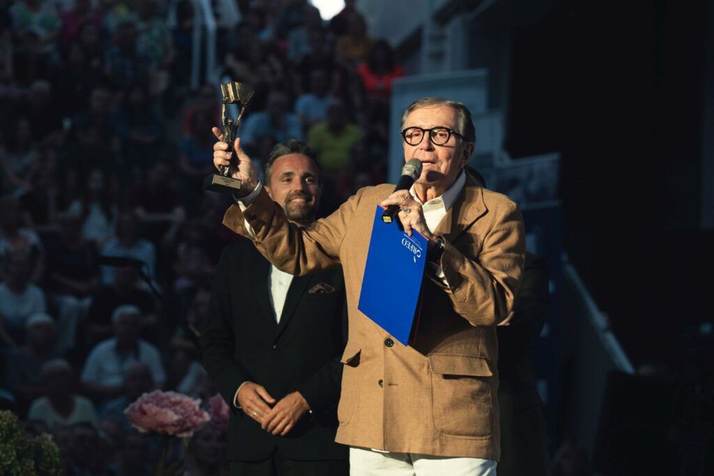 Michał Litwiniuk i Zbigniew Napierała wręczający Nagrodę © Miasto Biała Podlaska