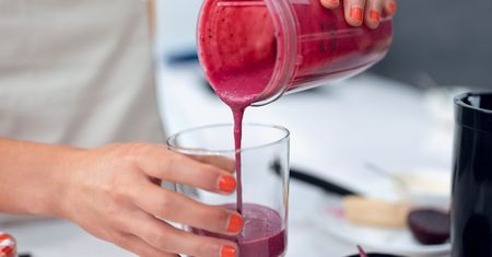 Pij szklankę dziennie. Ten koktajl wyprasuje ci zmarszczki jak żelazko
