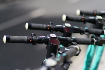 "Popisy" na hulajnogach. Aż 104 kontrole. Posypały się mandaty dla rodziców
