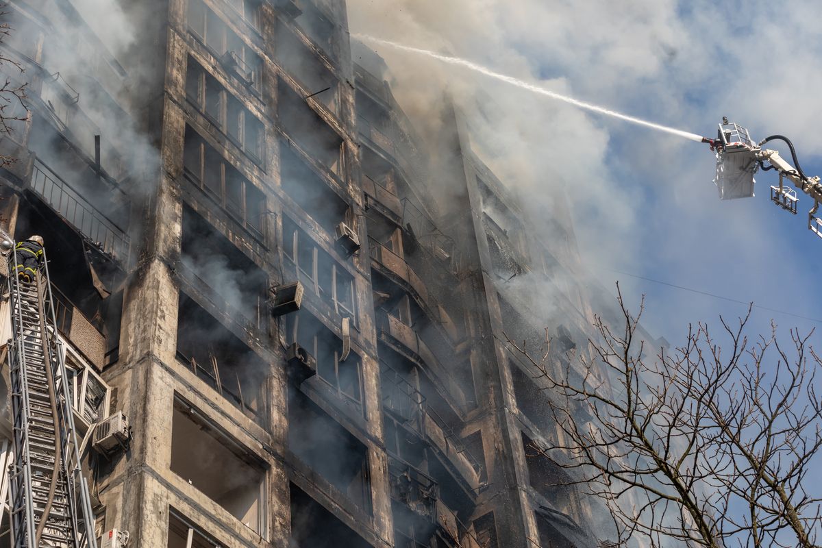 Gaszenie pożaru bloku w Kijowie po ostrzale Rosjan