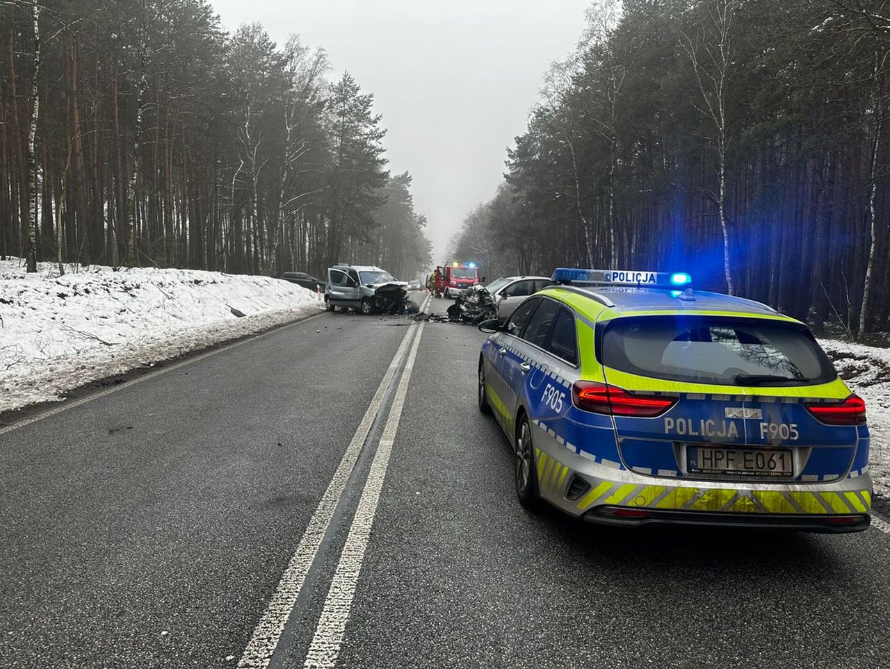 DK74: Czołowe zderzenie dwóch aut. Zginął 40‑letni kierowca