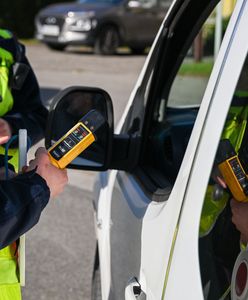 Pijany kierowca zatrzymany przez policję. Zdradziły go mocno przyciemnione szyby