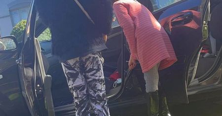 Otworzyła drzwi auta i zaczęła krzyczeć. Na ratunek pospieszyły córki