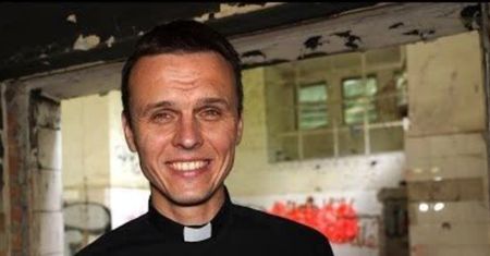Normalna praca nie dla księdza. Duchowny tłumaczy, ludzie się burzą