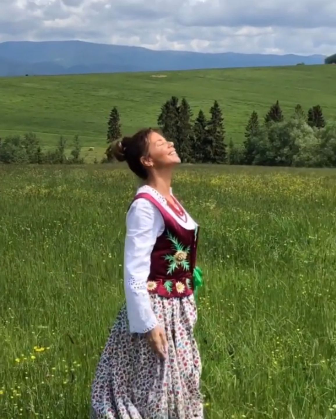 Edyta Górniak tańczy w polu
