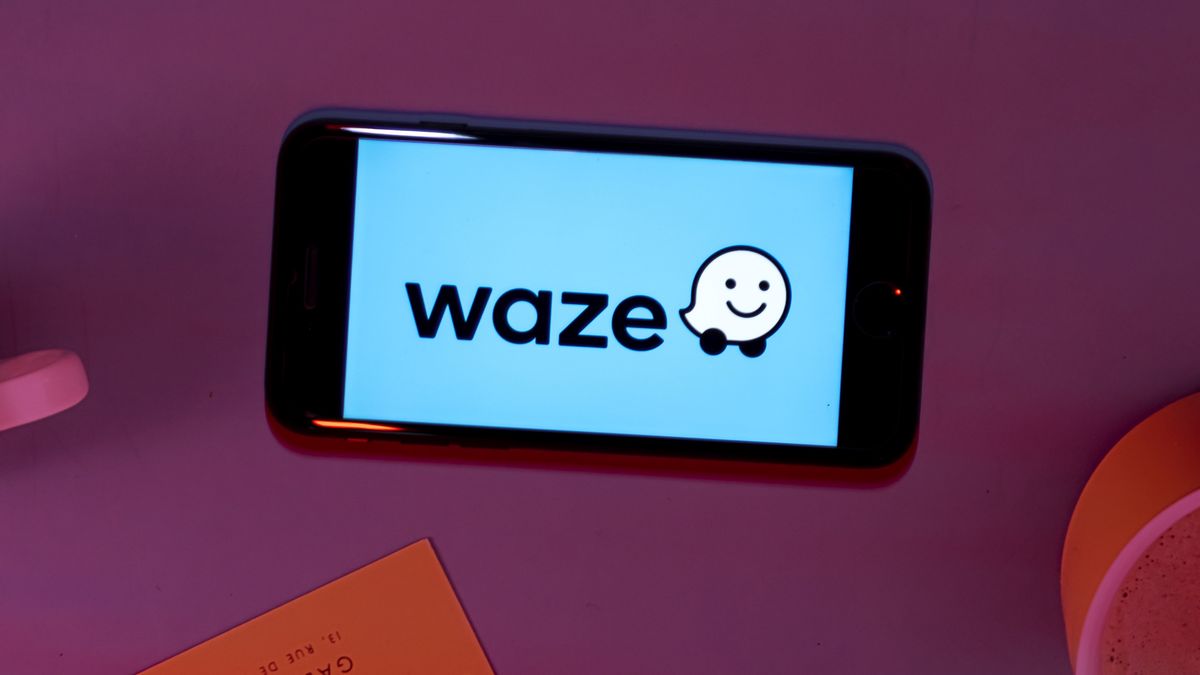 INDIA - 2023/03/17: In this photo illustration, the Waze logo is seen displayed on a mobile phone screen. (Photo Illustration by Idrees Abbas/SOPA Images/LightRocket via Getty Images)
