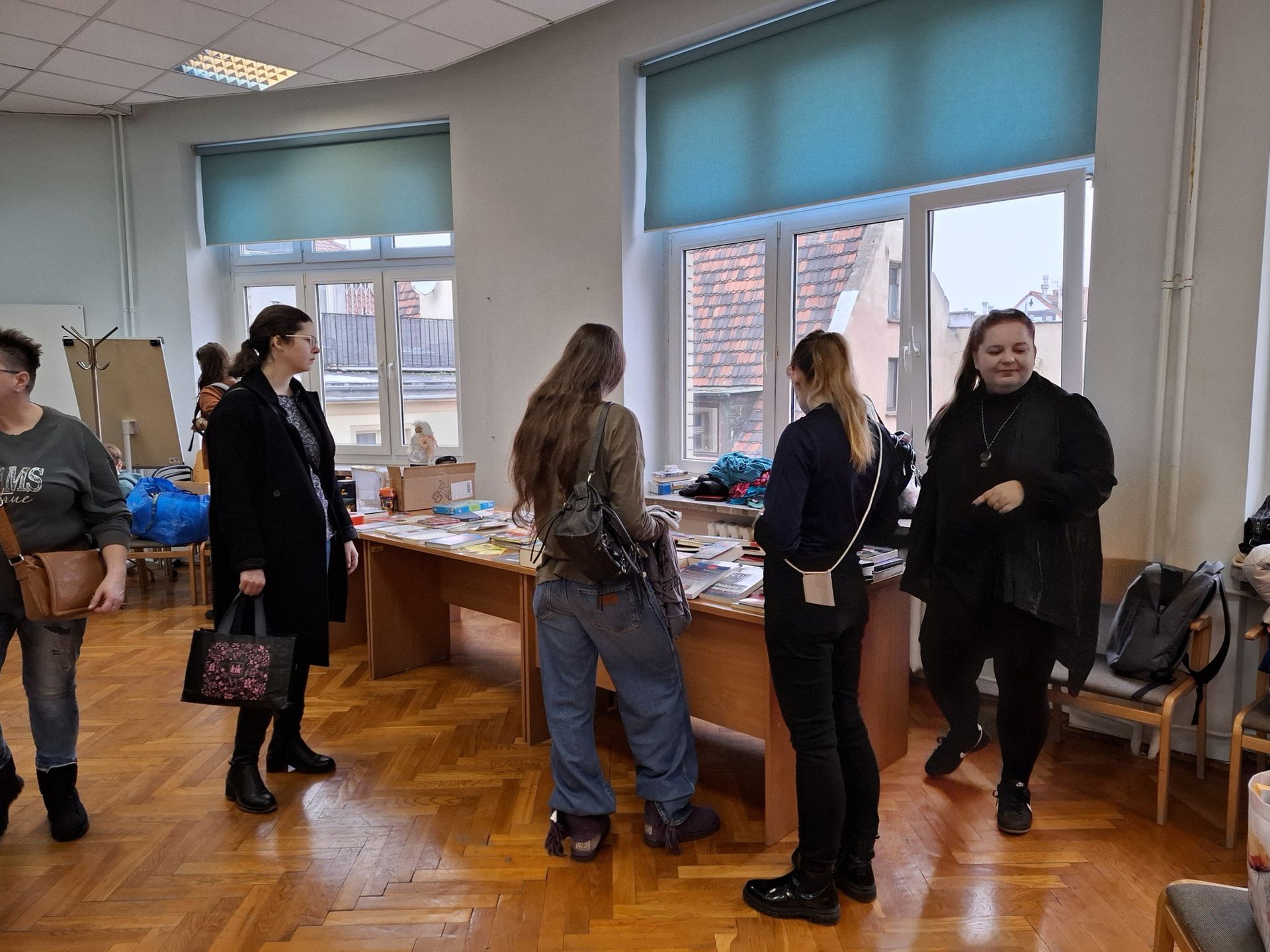 Swap ubrań, książek i planszówek w Dolnośląskiej Bibliotece Publicznej we Wrocławiu