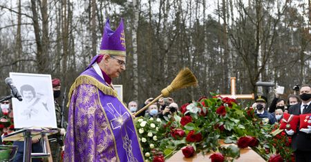 Prowadził pogrzeb Krawczyka. Powiedział wprost, co myśli o jego synu