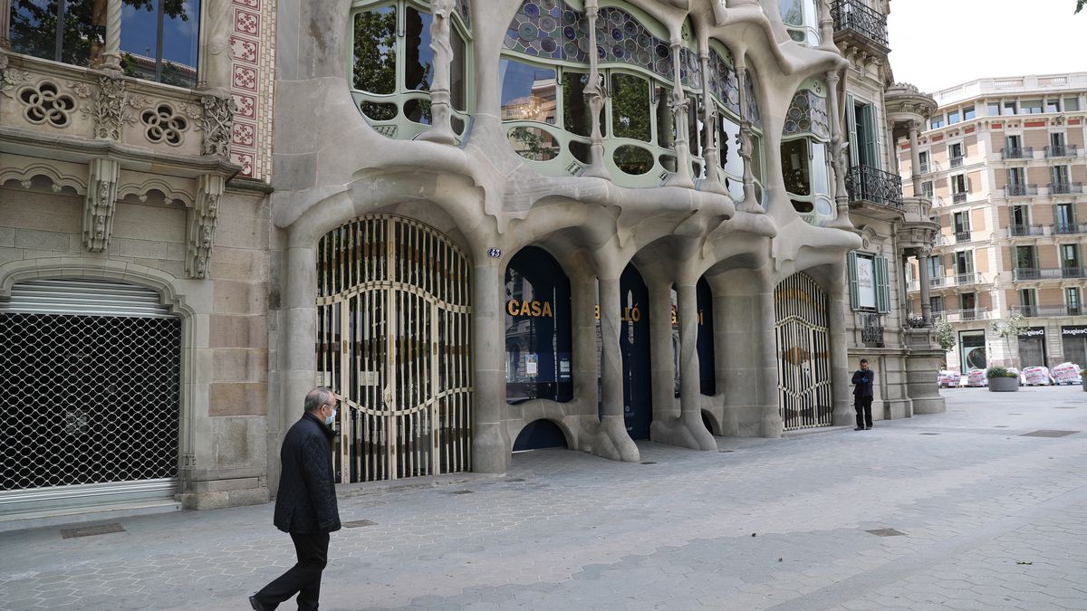 Puste ulice Barcelony z powodu pandemii koronawirusa