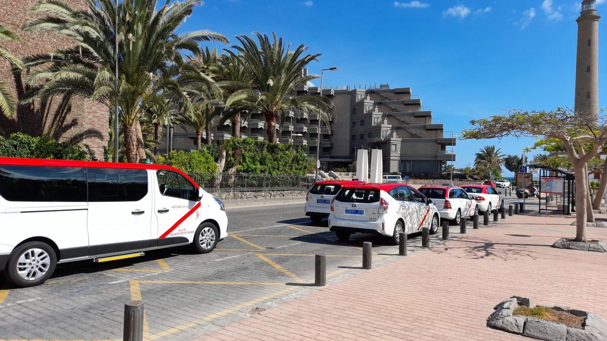 Taksówki na Wyspach Kanaryjskich mają charakterystyczne barwy