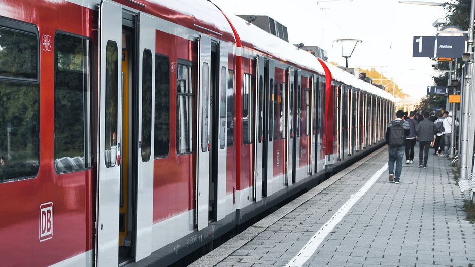 pociąg stacja kolejowa dworzec kolejowy