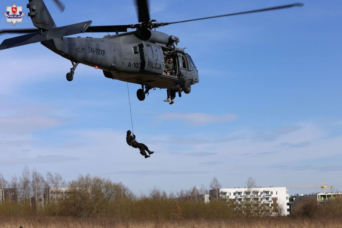 policyjny śmigłowiec BLACK HAWK