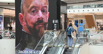 Wirtualna galeria podczas zakupów. Obrazy z Muzeum Narodowego na wielkim ekranie